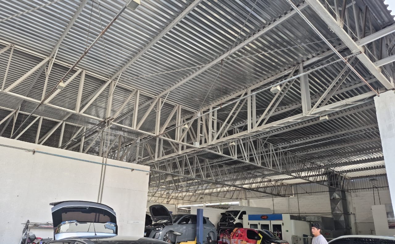 Cobertura metálica com estrutura treliçada